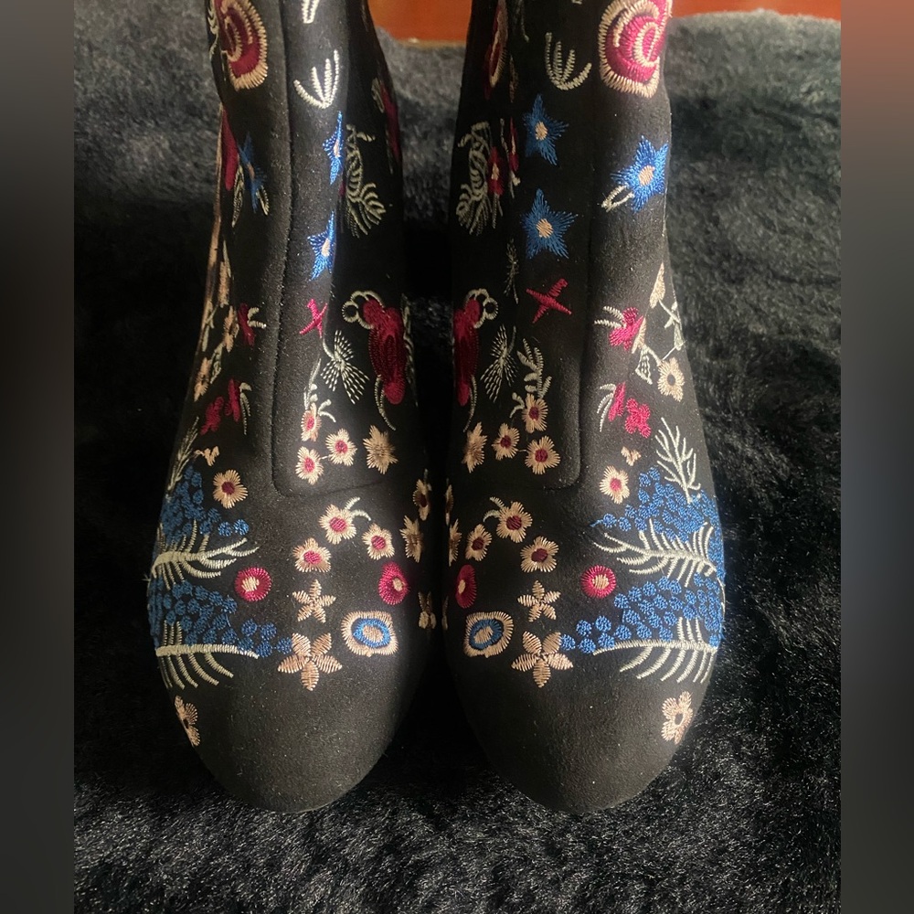 JustFab Black Floral Embroidered Heeled Boots Pink Blue Size 10 - Picture 5 of 6